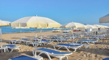 Lettini e ombrelloni in spiaggia privata