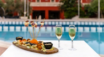 Apéritif au bord de la piscine