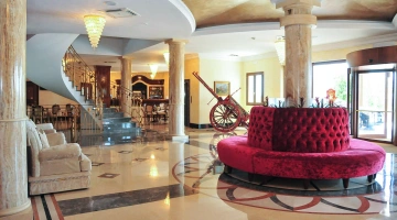 Hall d'entrée avec escalier intérieur