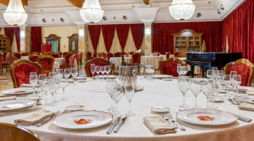 Tables dressées dans la salle de réception