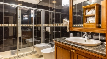 Salle de bains privative avec douche hydromassage