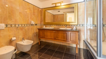 Salle de bain privée avec cabine de douche