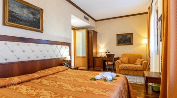 Chambre avec lit double et fauteuil