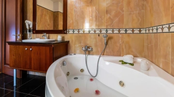 Jacuzzi dans la salle de bain privée