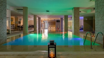 Piscine avec chromothérapie