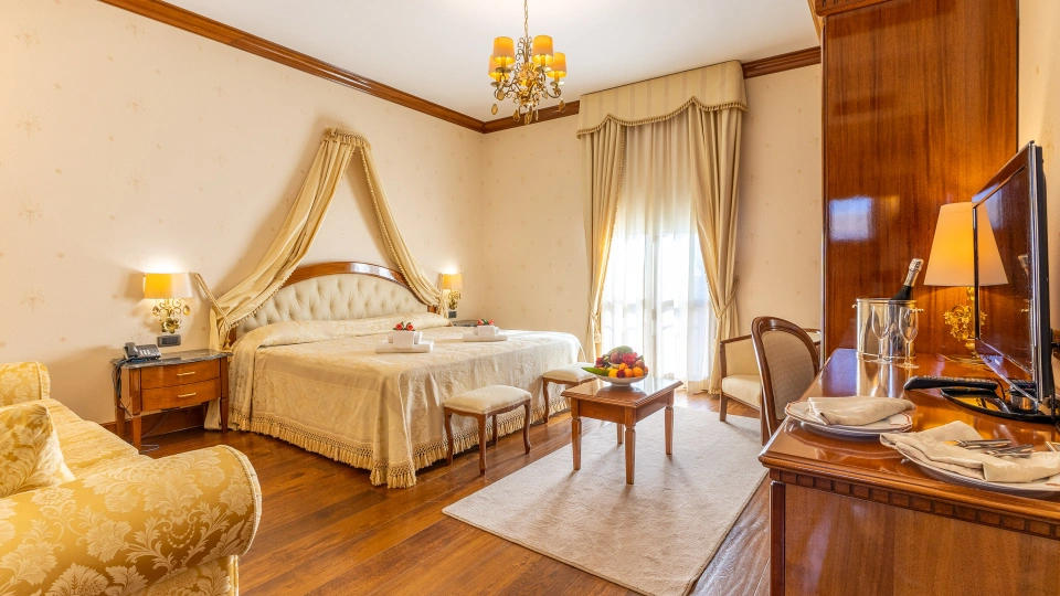 Chambre avec lit double et balcon