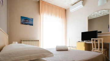 Room with double bed and TV