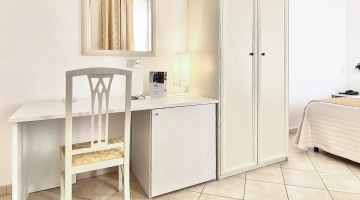 Bureau et armoire dans la chambre