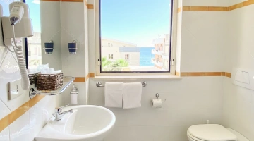 Salle de bains privative avec vue sur la mer