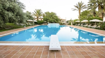 Piscina con area solarium