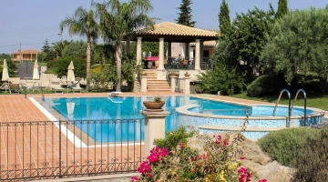 Giardino con piscina e gazebo