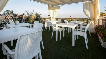 Terrazza con arredi da esterno