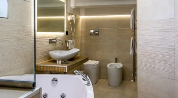 Bagno con vasca idromassaggio in Suite