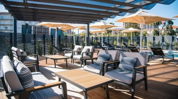 Swimming pool with solarium