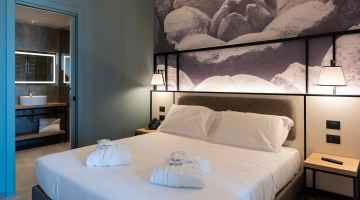 Double bedroom with private bathroom