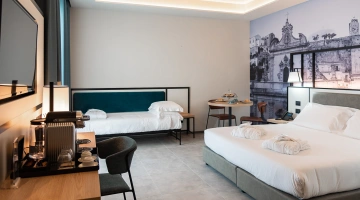 Deluxe room with three beds