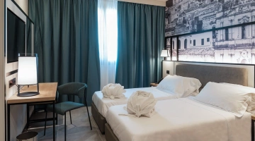 Double room with TV and desk