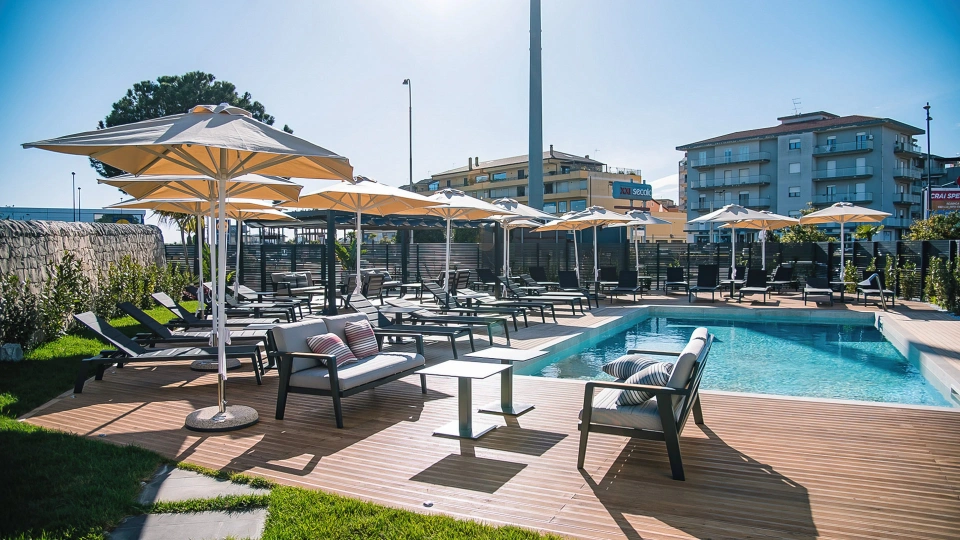 Swimming pool with solarium