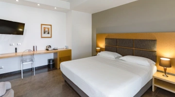 Room with double bed