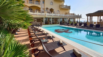 Swimming pool with solarium