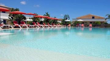 Piscina con solarium