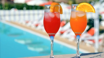 Aperitivo in piscina