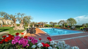 Area giardino con piscina
