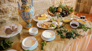 Yogurt, cereali e formaggi a colazione