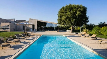 Piscina con solarium attrezzato