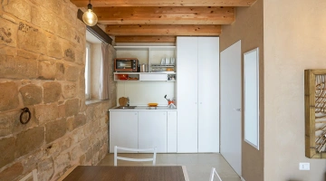 Camera con cucina attrezzata