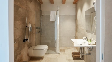 Bagno privato con doccia e phon a parete