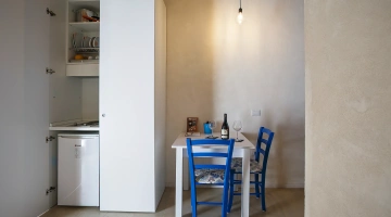 Camera con angolo cucina a scomparsa