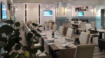 Salle aménagée pour les repas