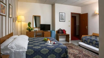 Chambre triple avec TV