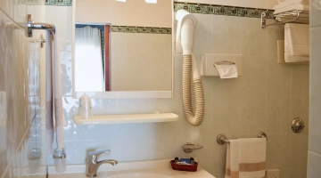 Salle de bain privée avec sèche-cheveux mural