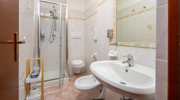 Bagno con box doccia