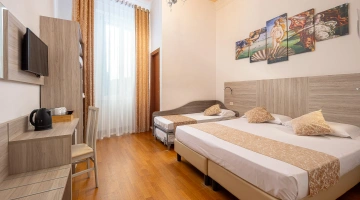 Camera quadrupla con TV e bollitore