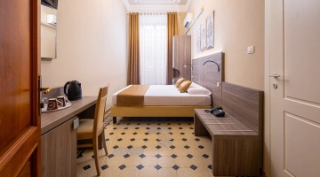 Doppelzimmer mit Schreibtisch