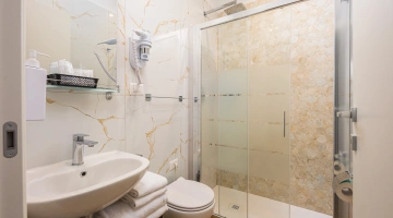 Privates Badezimmer mit Duschkabine