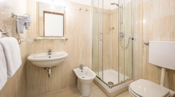 Badezimmer mit Duschkabine