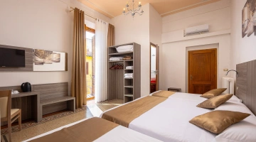 Vierbettzimmer mit Fernseher und Schreibtisch
