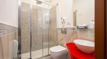 Badezimmer mit großer Duschkabine