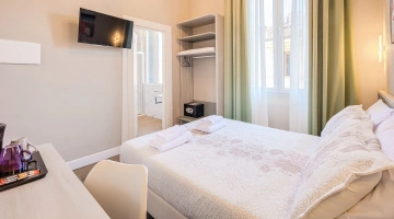 Doppelzimmer mit Fernseher und Schreibtisch