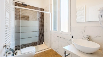 Privates Badezimmer mit Duschkabine