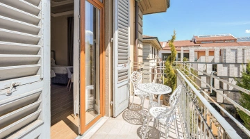 Zimmer mit möbliertem Balkon