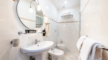 Bagno con phon a parete