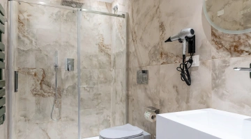 Services privés avec sèche-cheveux et cabine de douche