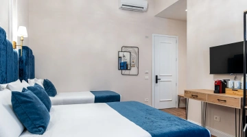 Chambre triple avec TV et bureau