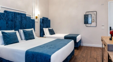 Chambre avec trois lits