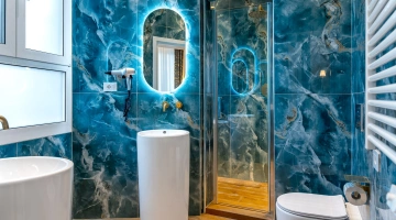Salle de bain privée avec sèche-cheveux et douche